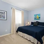 Canal Views And Walking Distance To Ocean And Park