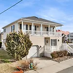 Downtown Villa Near Boardwalk And Beach