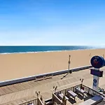 Americana Motor Inn On Boardwalk