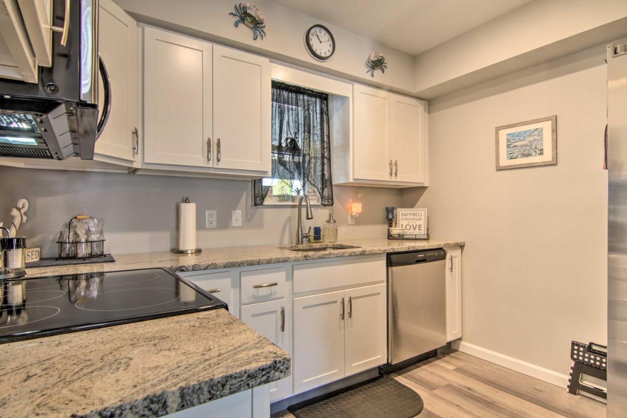 Airy Ocean On Canal Front With Deck! Apartment