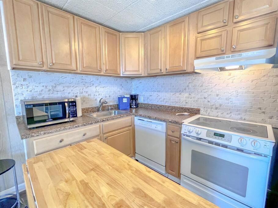 Ocean Views * Private Balcony * Elevator Holiday home