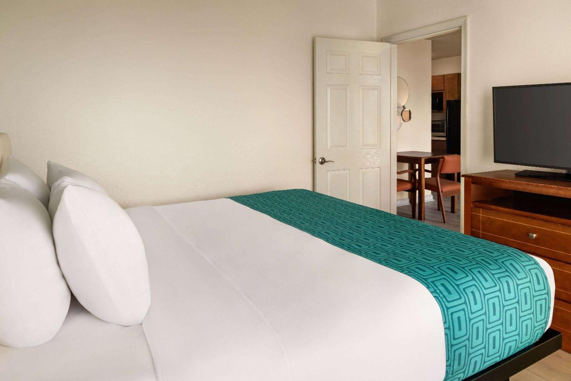 Howard Johnson By Wyndham Ocean Oceanfront 2*