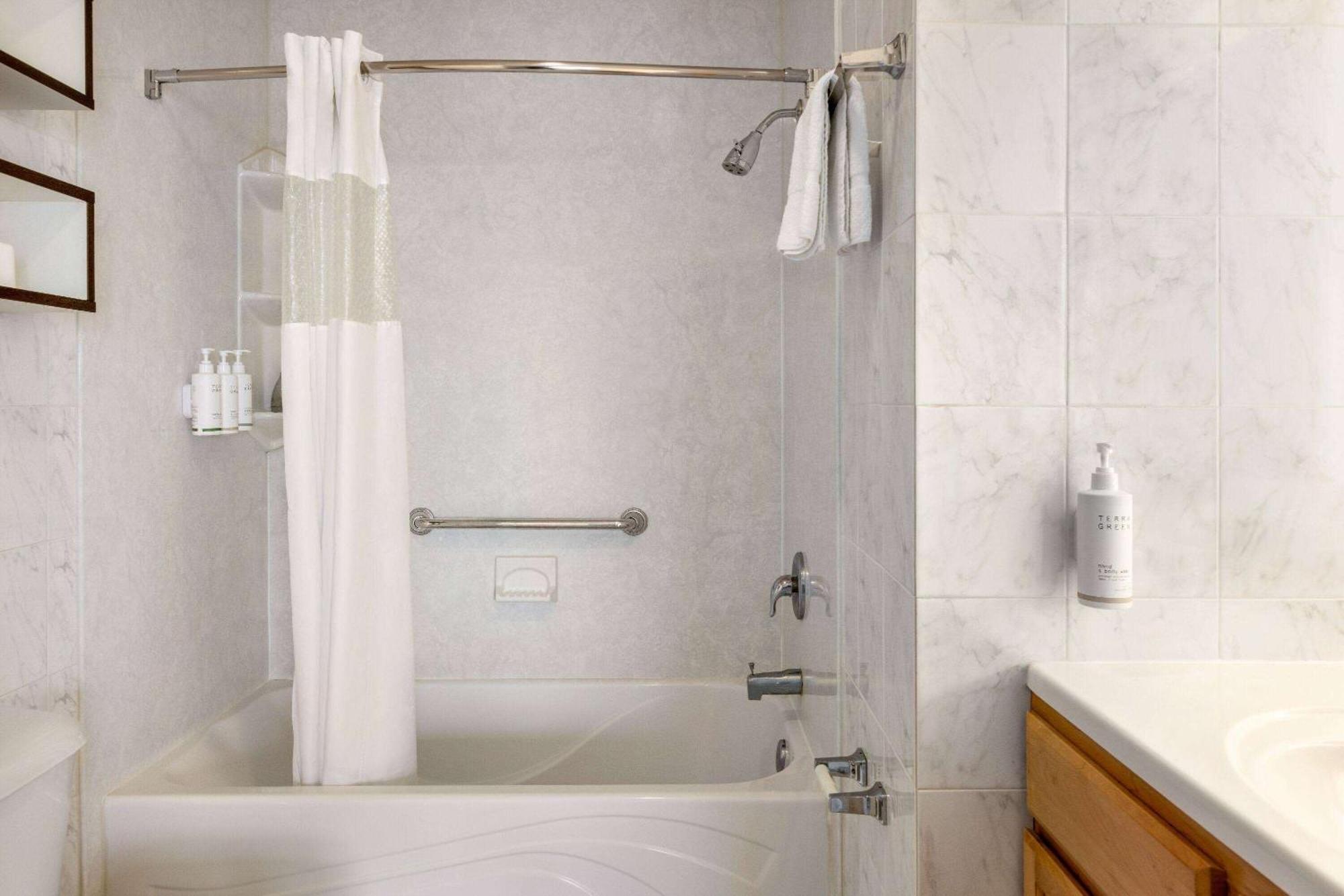 Howard Johnson By Wyndham Ocean Oceanfront