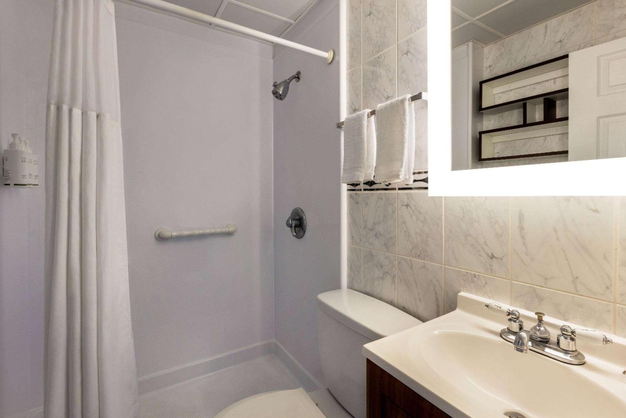 Hotel Howard Johnson By Wyndham Ocean Oceanfront 2*