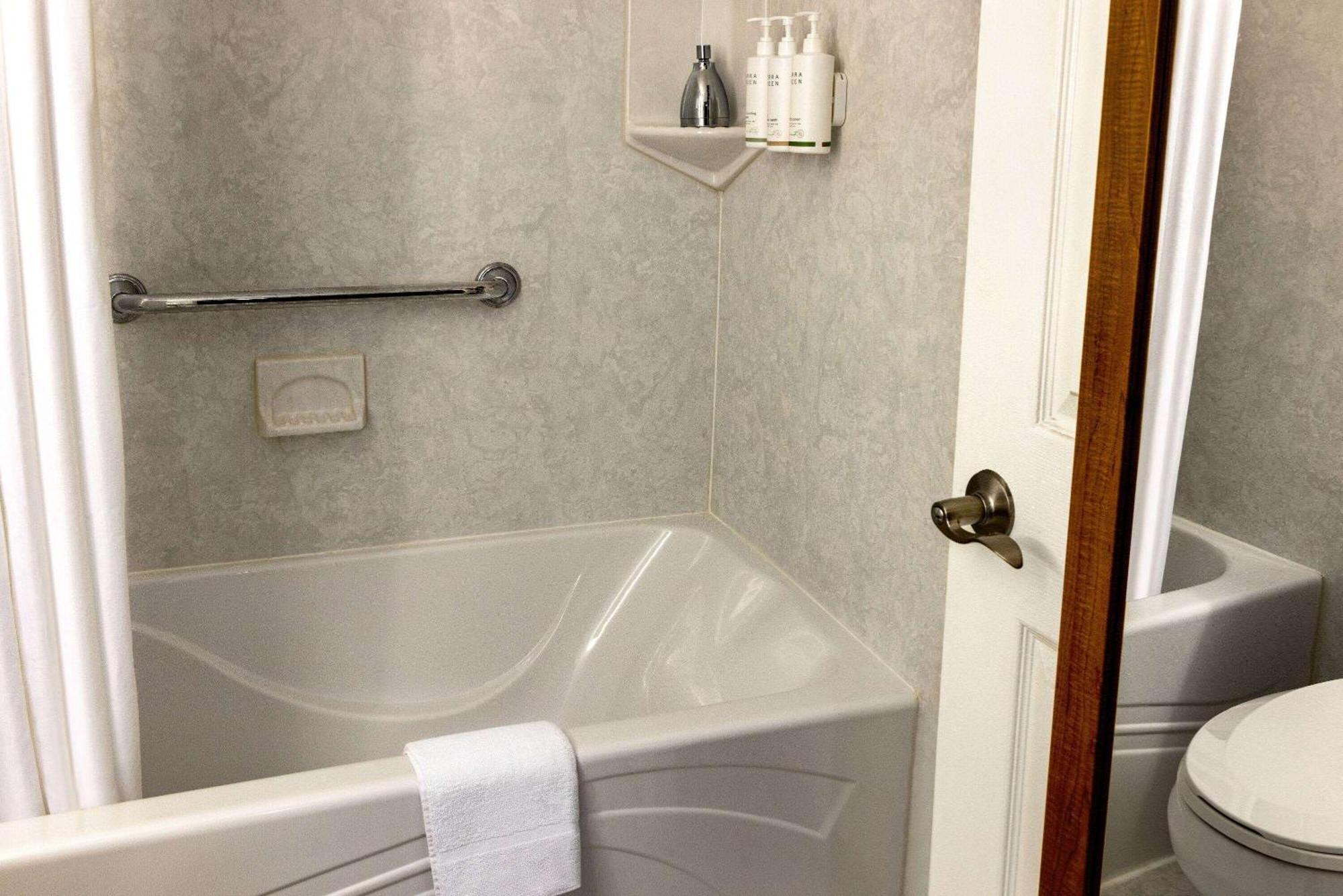 Hotel Howard Johnson By Wyndham Ocean Oceanfront