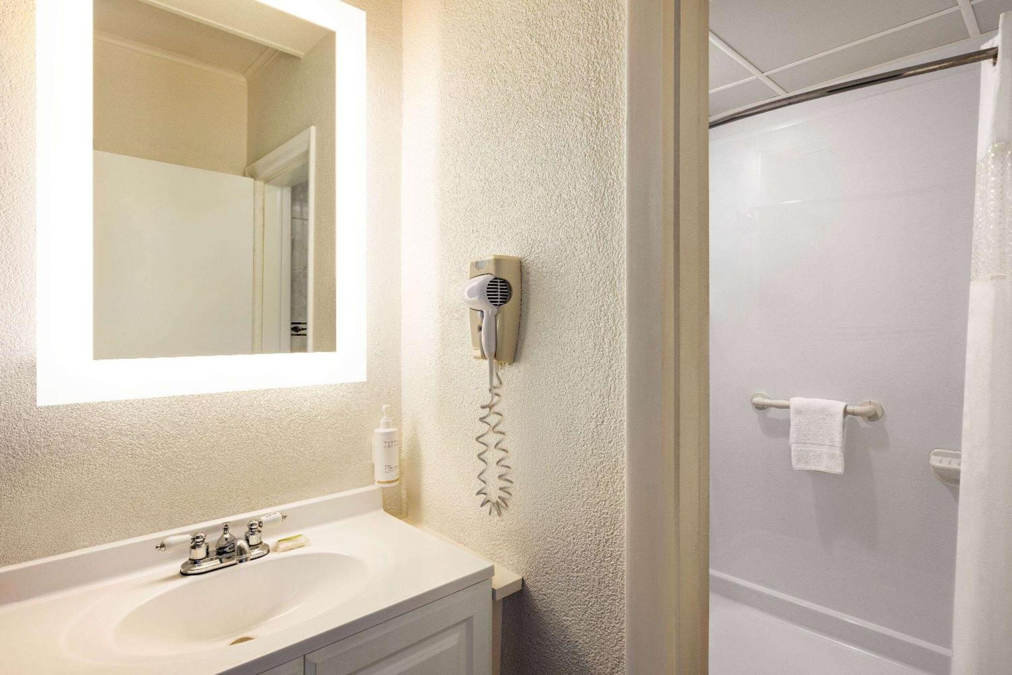 Howard Johnson By Wyndham Ocean Oceanfront