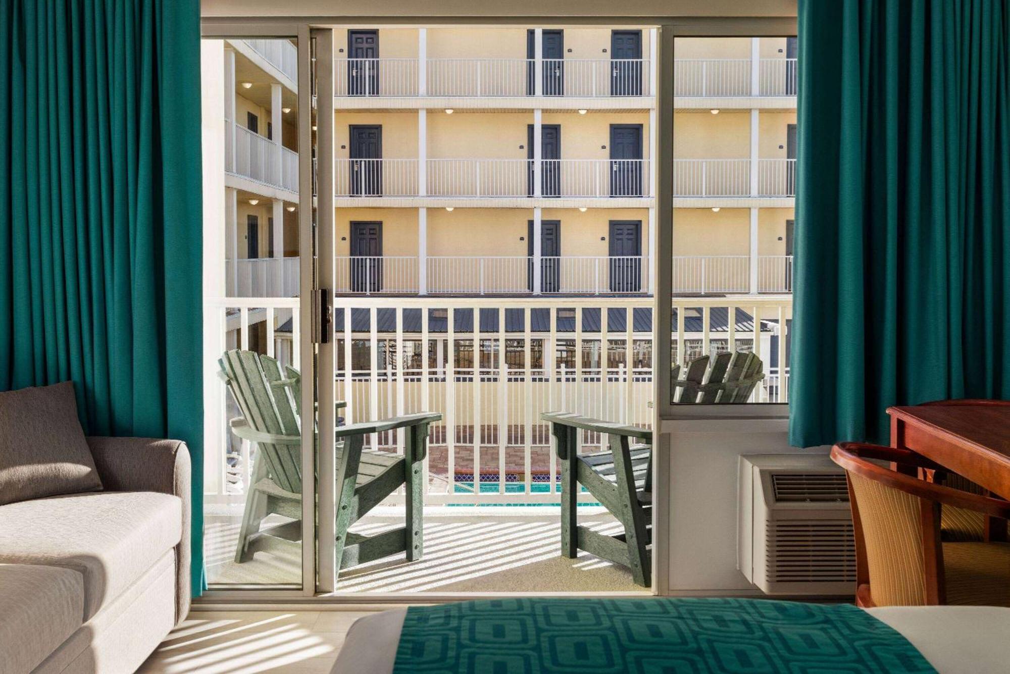 Hotel Howard Johnson By Wyndham Ocean Oceanfront