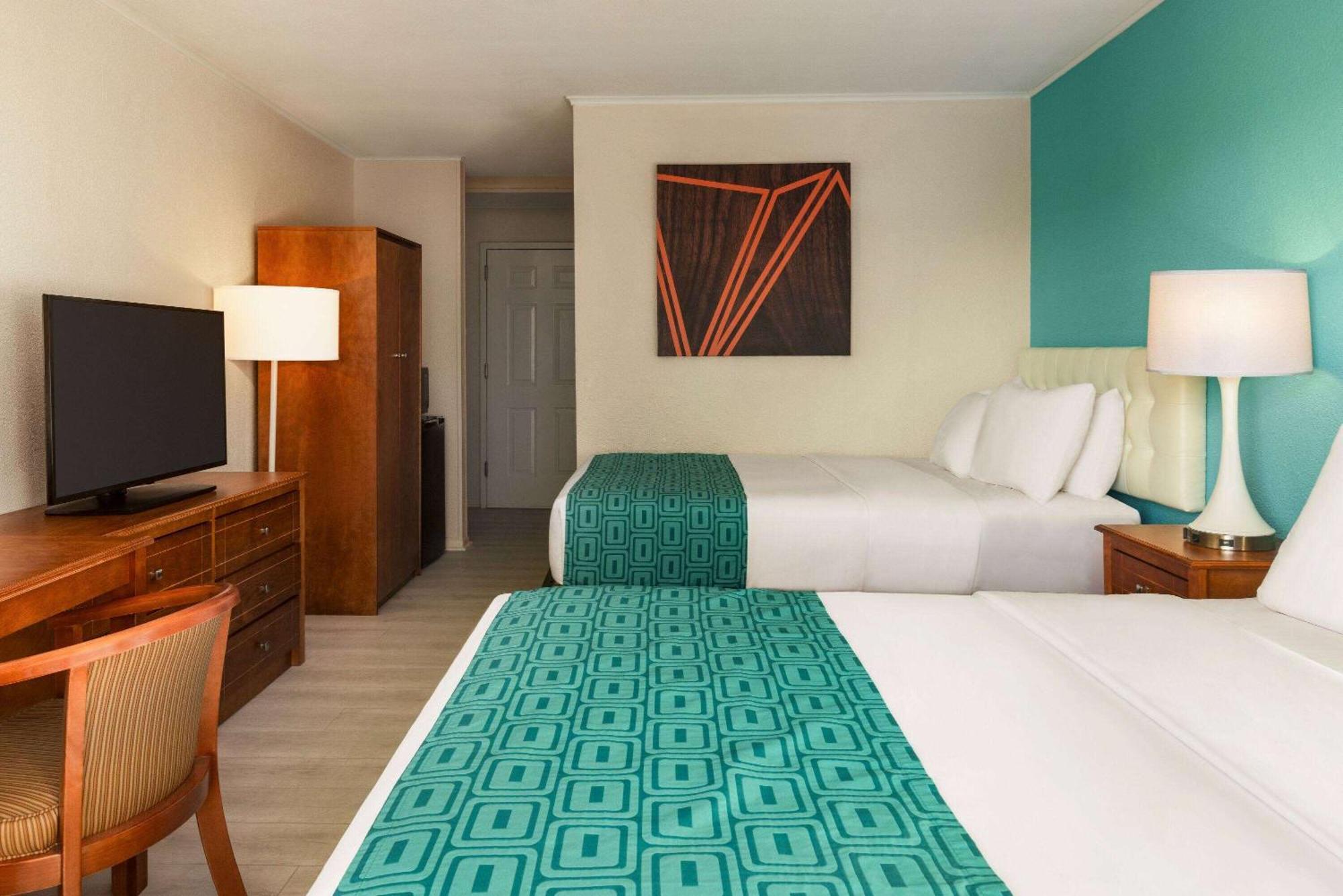 Howard Johnson By Wyndham Ocean Oceanfront 2*