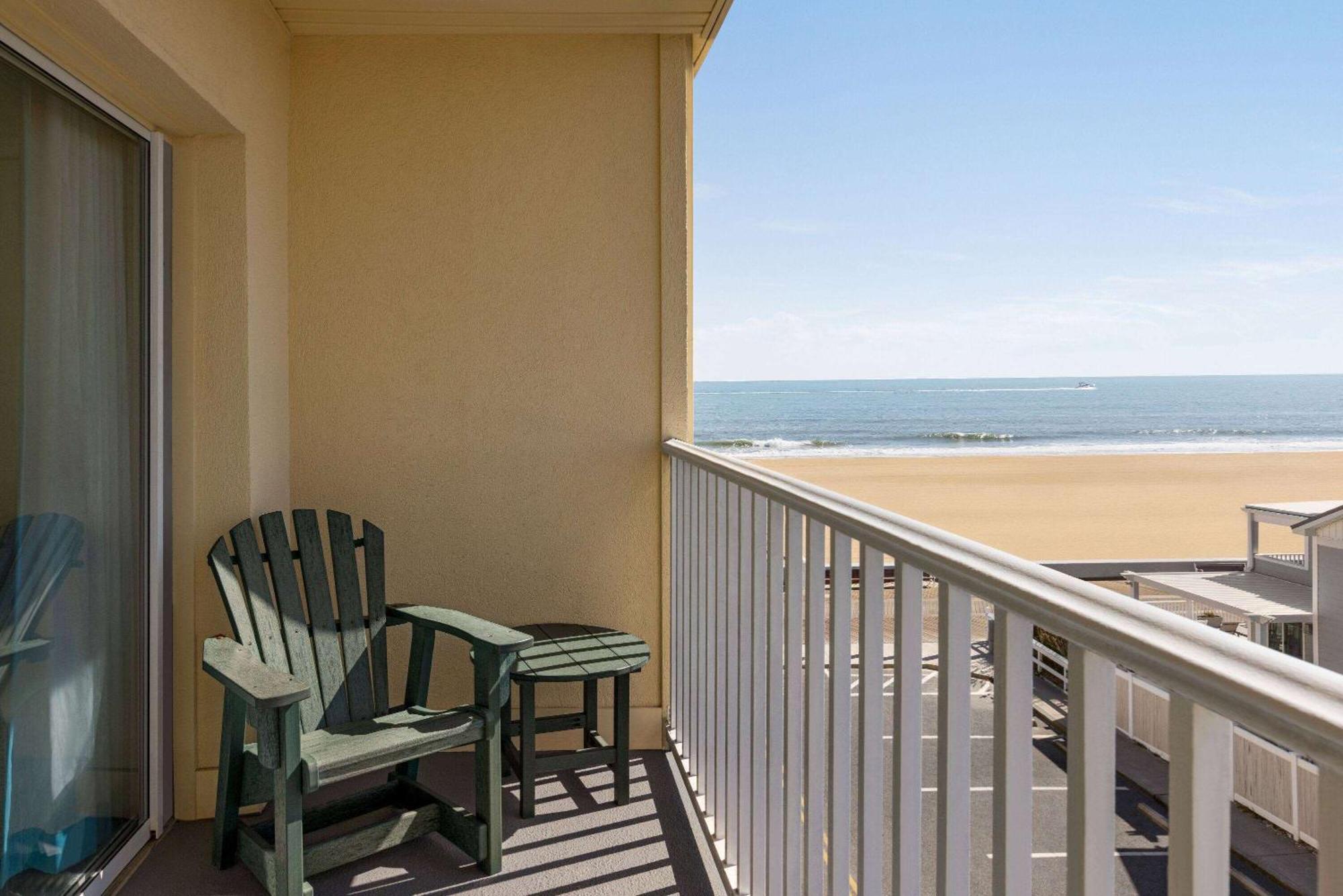 Howard Johnson By Wyndham Ocean Oceanfront