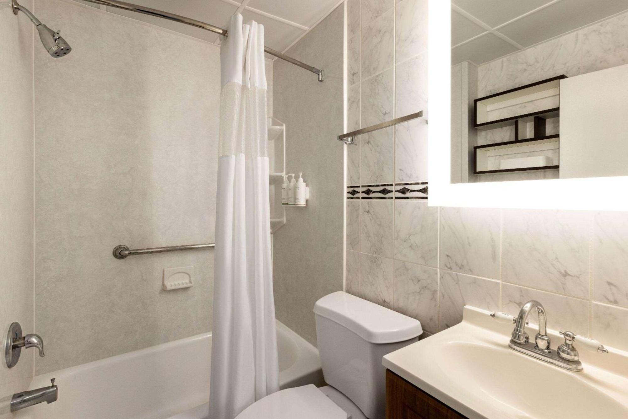 Howard Johnson By Wyndham Ocean Oceanfront Hotel