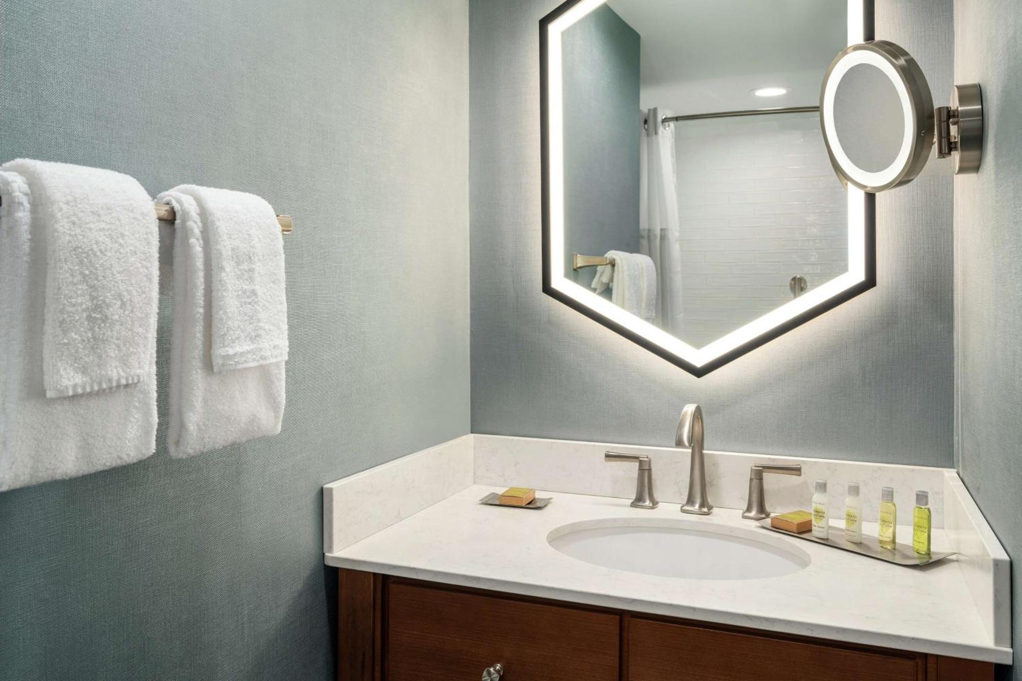 Doubletree By Hilton Ocean Oceanfront 4*