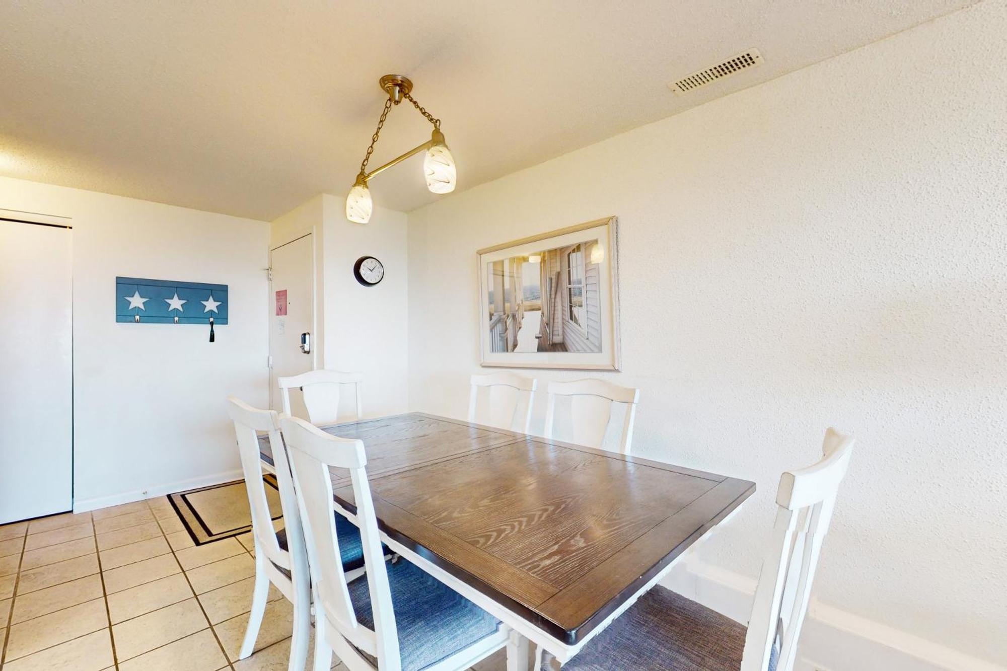 Sandy Square Apartment *