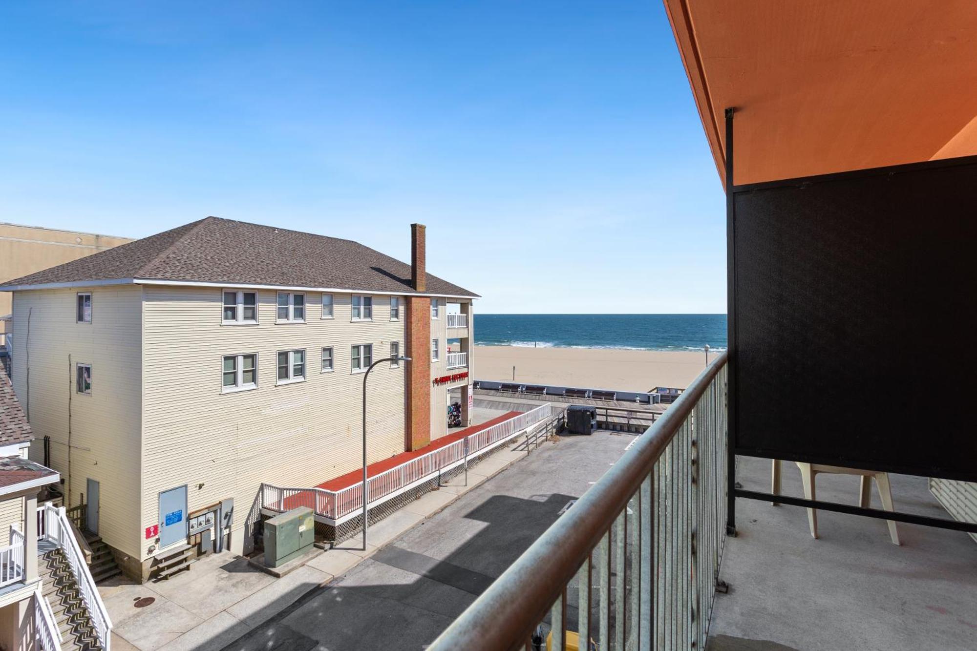 Hotel Americana Motor On Boardwalk *