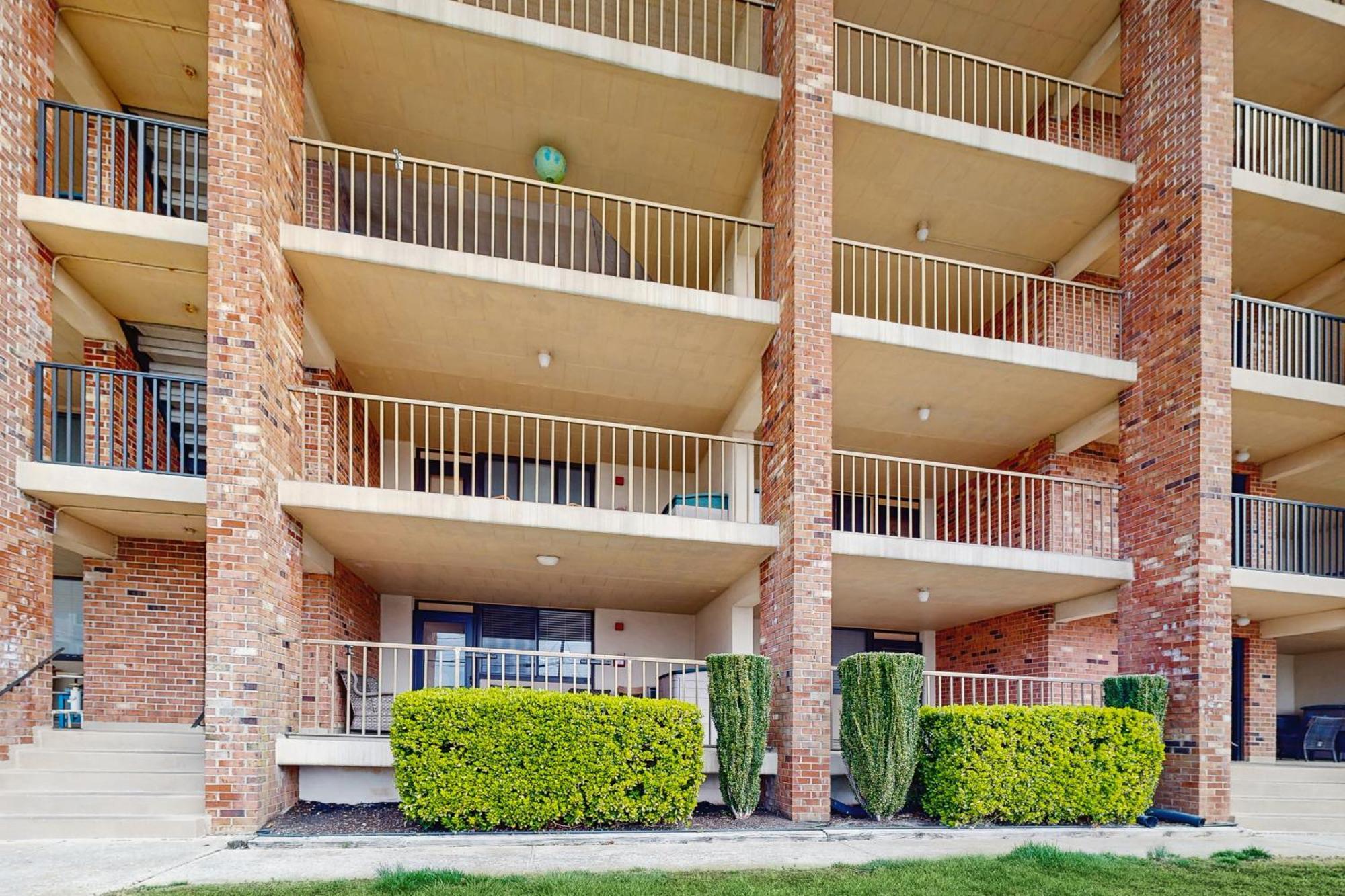 Colonial 102 Apartment