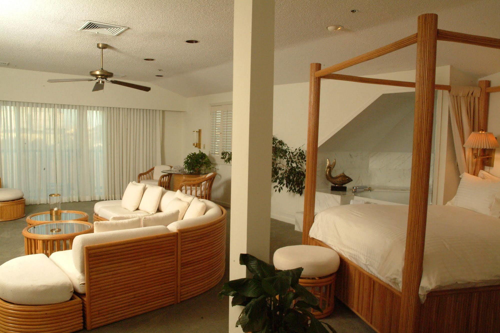 Lighthouse Club Hotel 3*