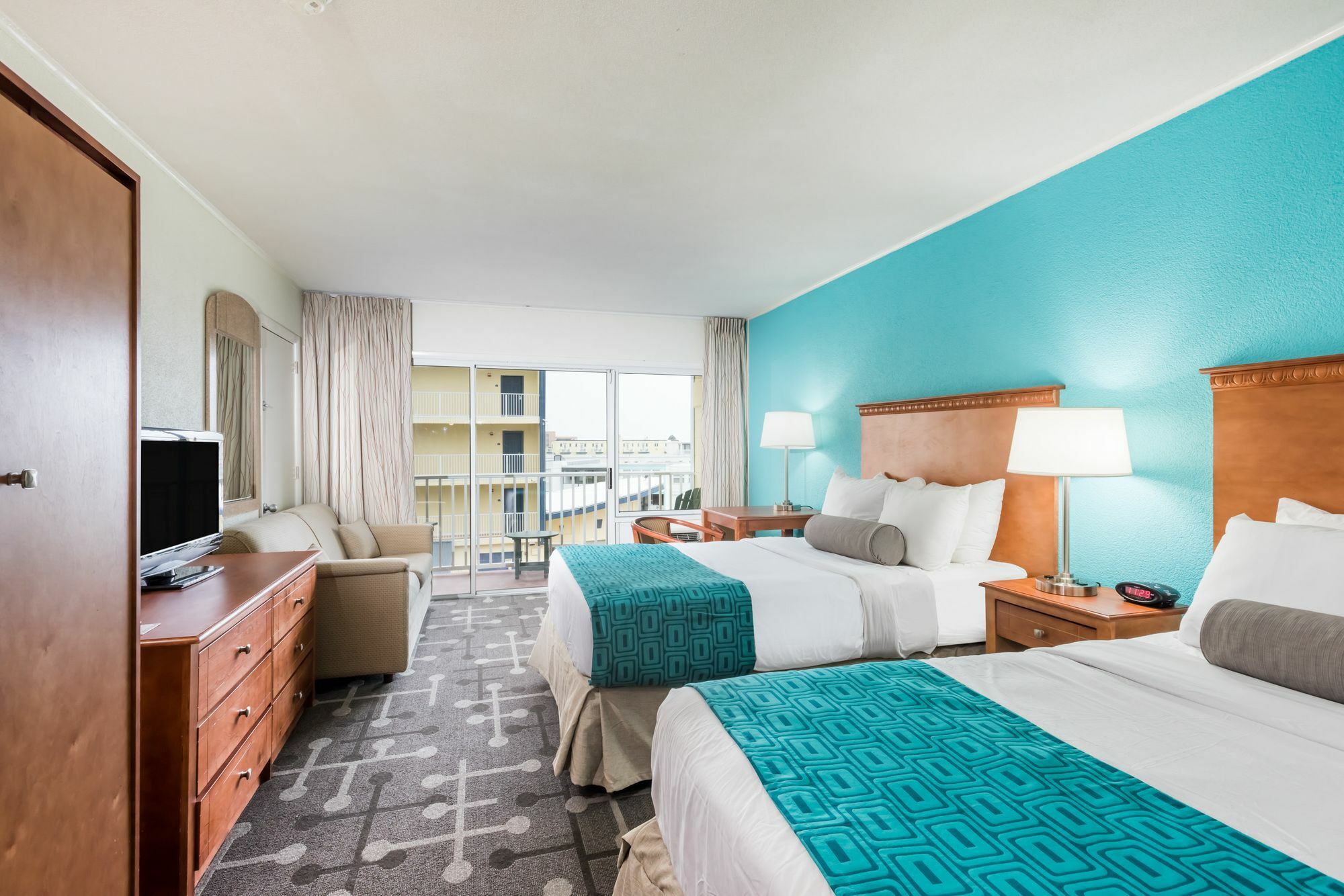 Howard Johnson By Wyndham Ocean Oceanfront
