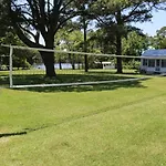 Long Acres Motel & Cottages