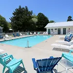 Long Acres Motel & Cottages