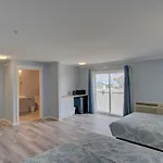 Dhimas Bayview Suites