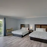 Dhimas Bayview Suites
