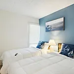 Fun & Comfy Beachside Getaway ~ King Bed ~ Balcony