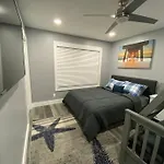 Paradise On The Water.Walk To The Beach. 2Bd1.5Bth