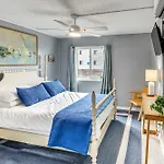 Ocean City Condo With Pool About 1 Mi To Jolly Roger!