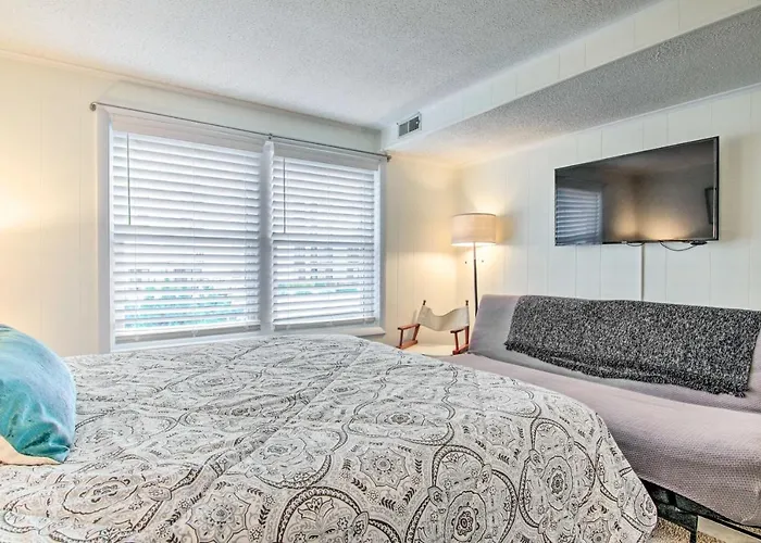 Bright Ocean City Condo About Walk To Maryland Beach!