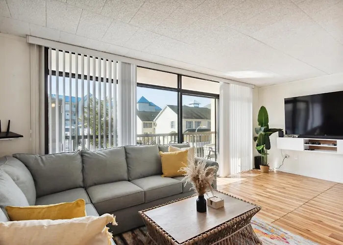 Fun & Comfy Beachside Getaway ~ King Bed ~ Balcony