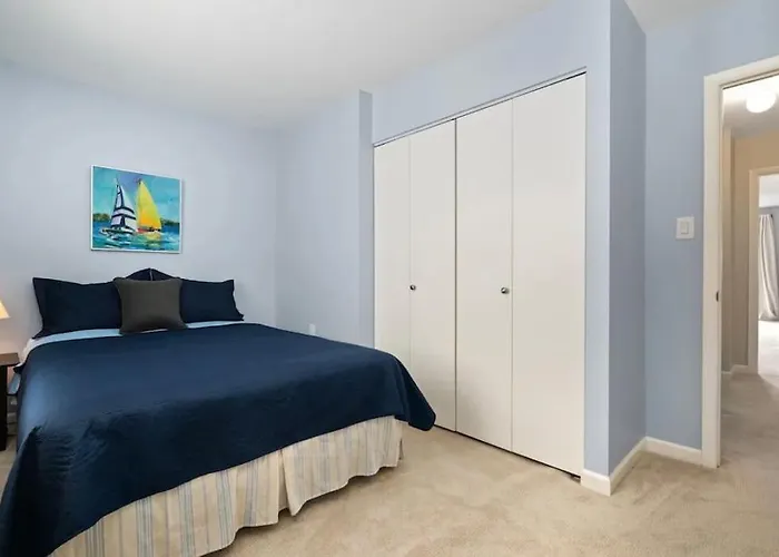 Canal Views And Walking Distance To Ocean And Park