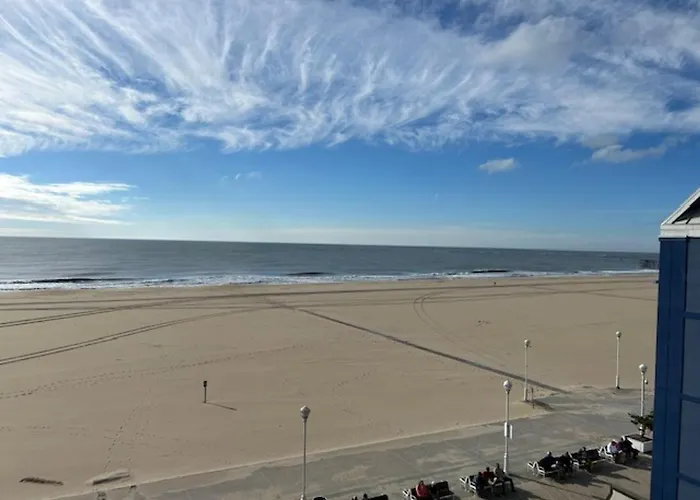 Direct Oceanfront On The Boardwalk At 1St Street, Room 302, Kitchen, Pool, Gym, Parking