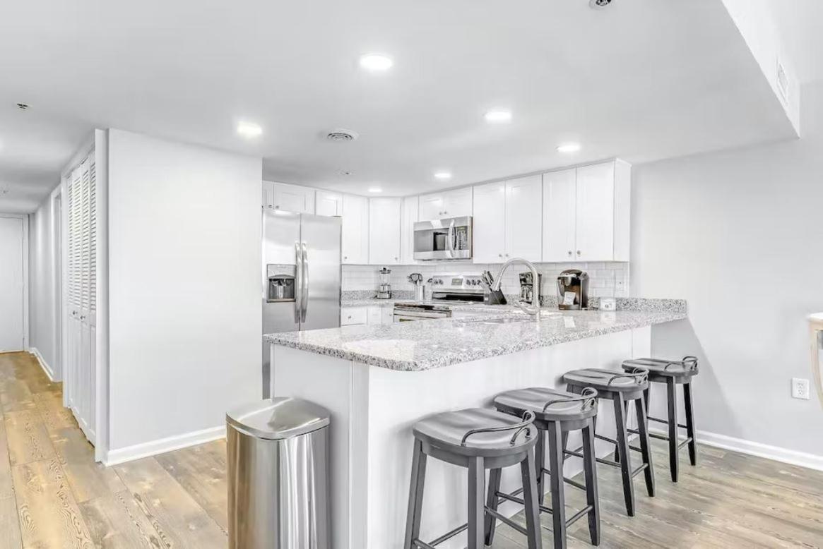 Rainbow 306 - Oceanfront Luxury 3-bedroom With Outdoor Pool Holiday home *