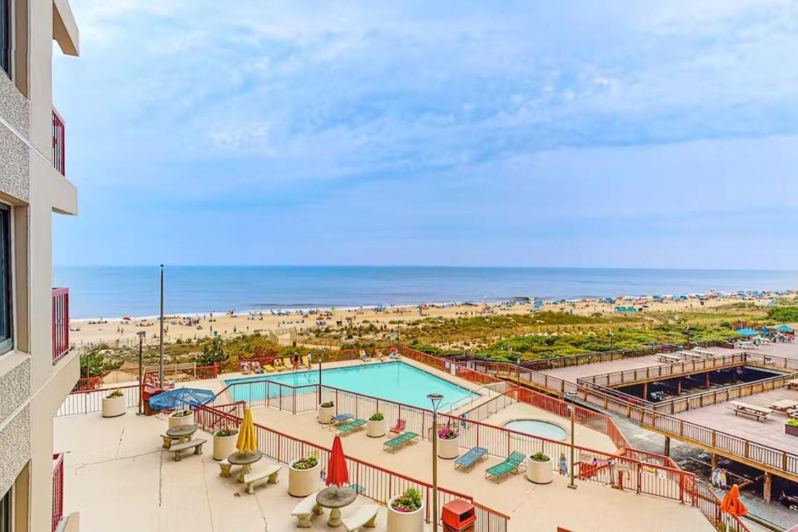 Holiday home Rainbow 306 - Oceanfront Luxury 3-bedroom With Outdoor Pool *