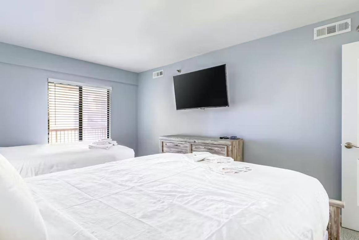 Rainbow 306 - Oceanfront Luxury 3-bedroom With Outdoor Pool Holiday home *