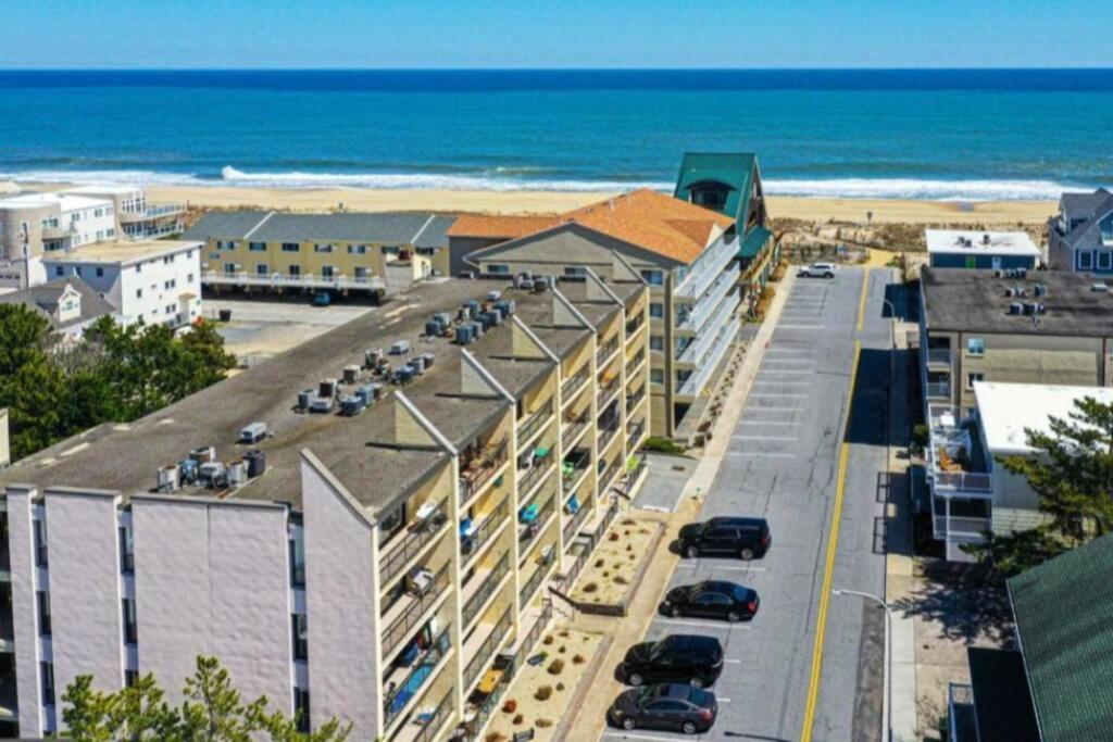 Fun & Comfy Beachside Getaway ~ King Bed ~ Balcony Apartment Ocean City