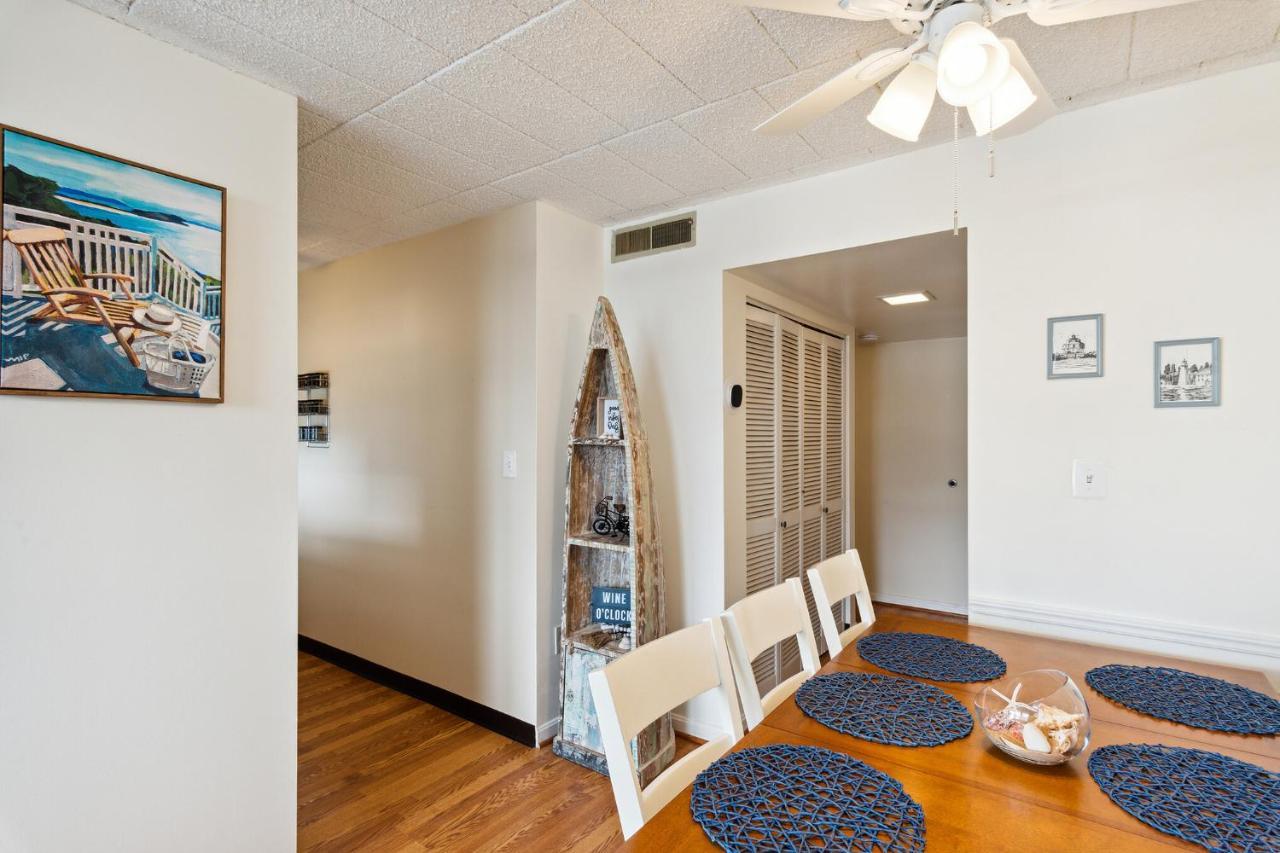 Fun & Comfy Beachside Getaway ~ King Bed ~ Balcony *