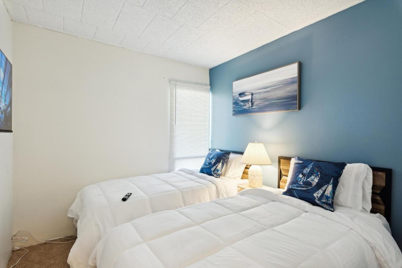 Fun & Comfy Beachside Getaway ~ King Bed ~ Balcony