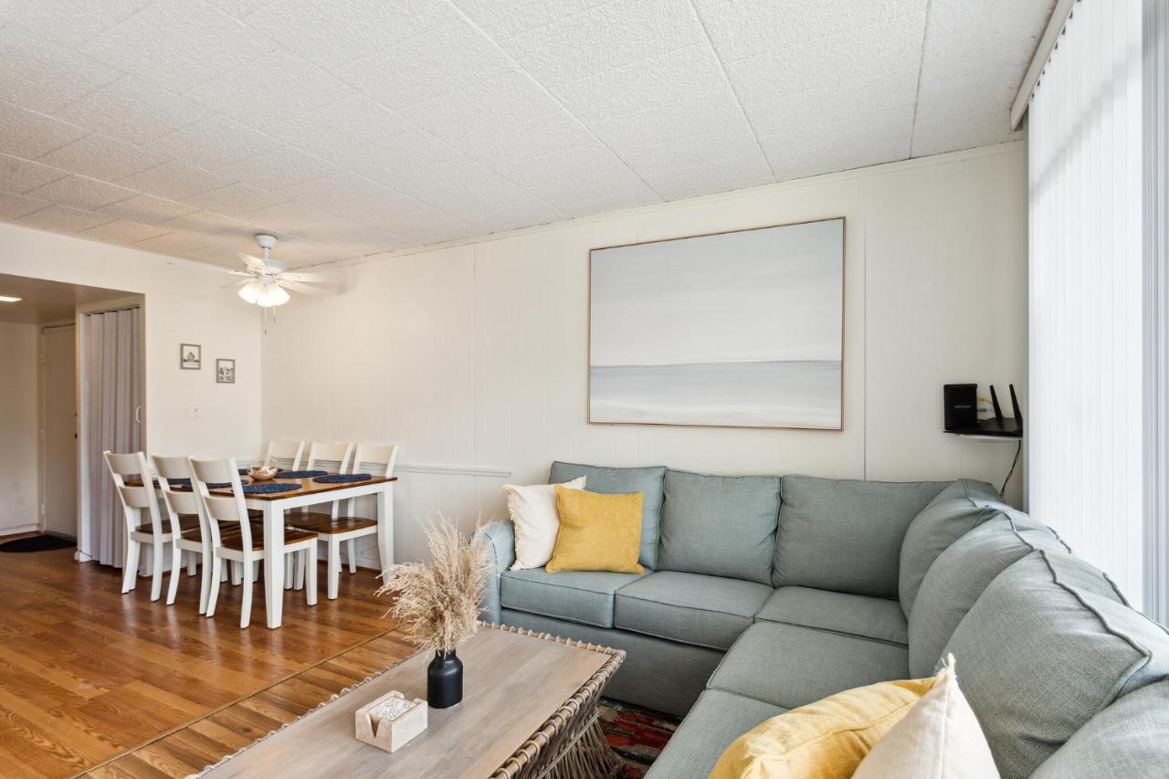 Fun & Comfy Beachside Getaway ~ King Bed ~ Balcony Apartment *
