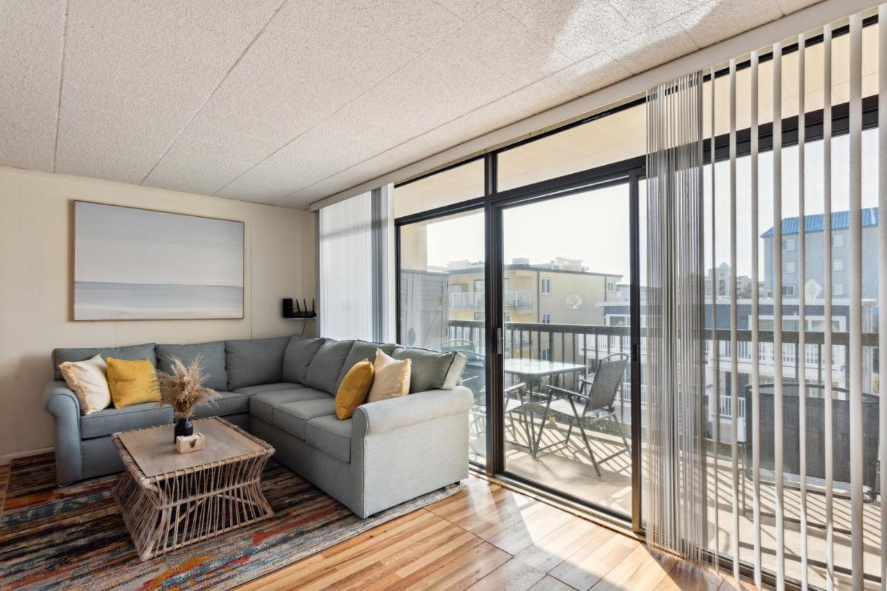 Apartment Fun & Comfy Beachside Getaway ~ King Bed ~ Balcony Ocean City
