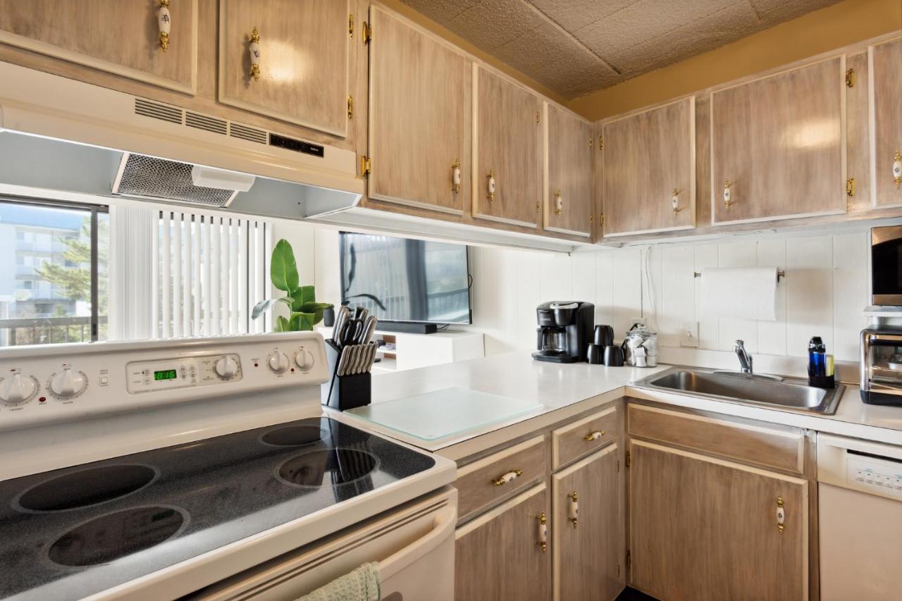 Fun & Comfy Beachside Getaway ~ King Bed ~ Balcony * Ocean City