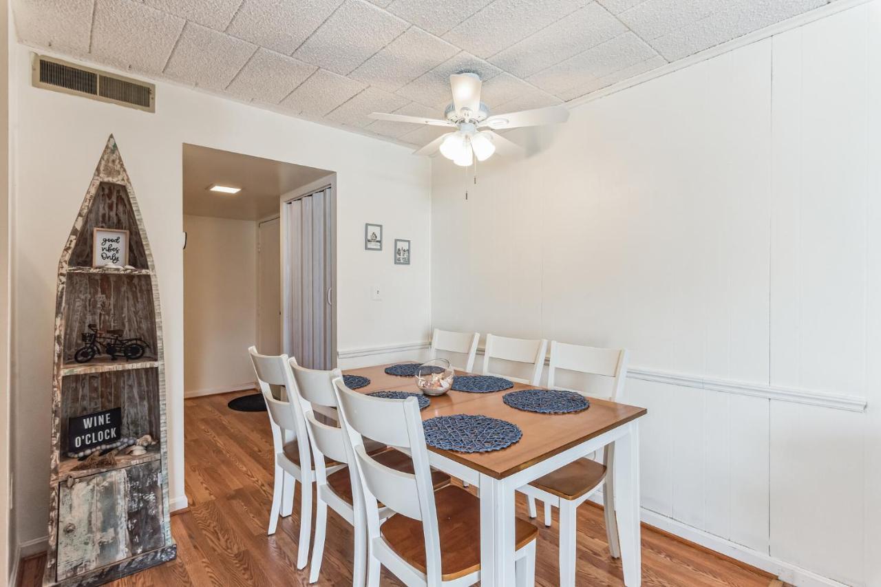 Fun & Comfy Beachside Getaway ~ King Bed ~ Balcony Apartment *