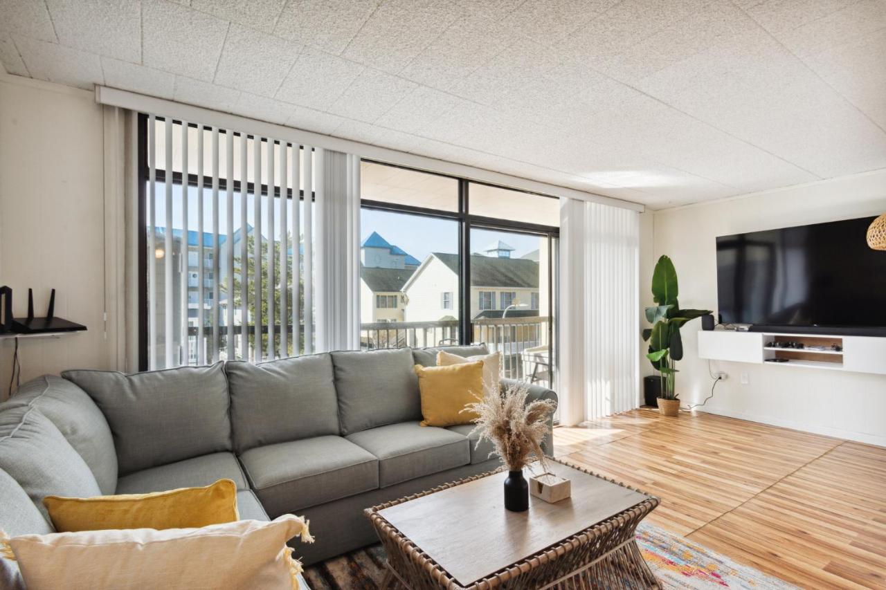 Fun & Comfy Beachside Getaway ~ King Bed ~ Balcony * Ocean City