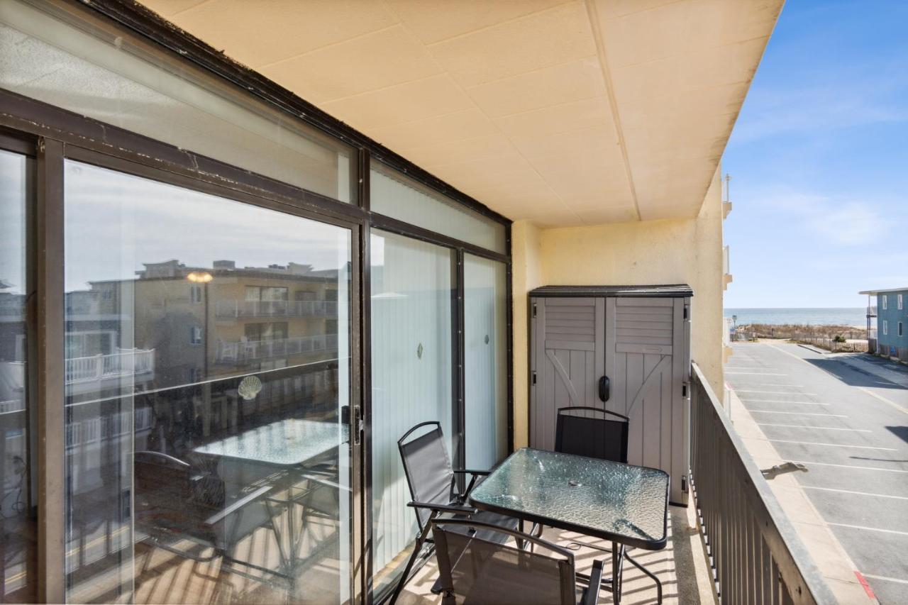 Apartment Fun & Comfy Beachside Getaway ~ King Bed ~ Balcony