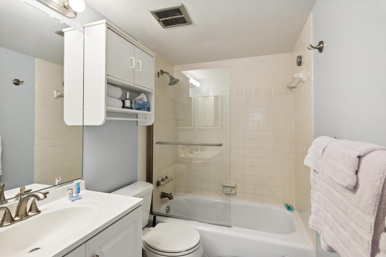 Fun & Comfy Beachside Getaway ~ King Bed ~ Balcony Apartment Ocean City