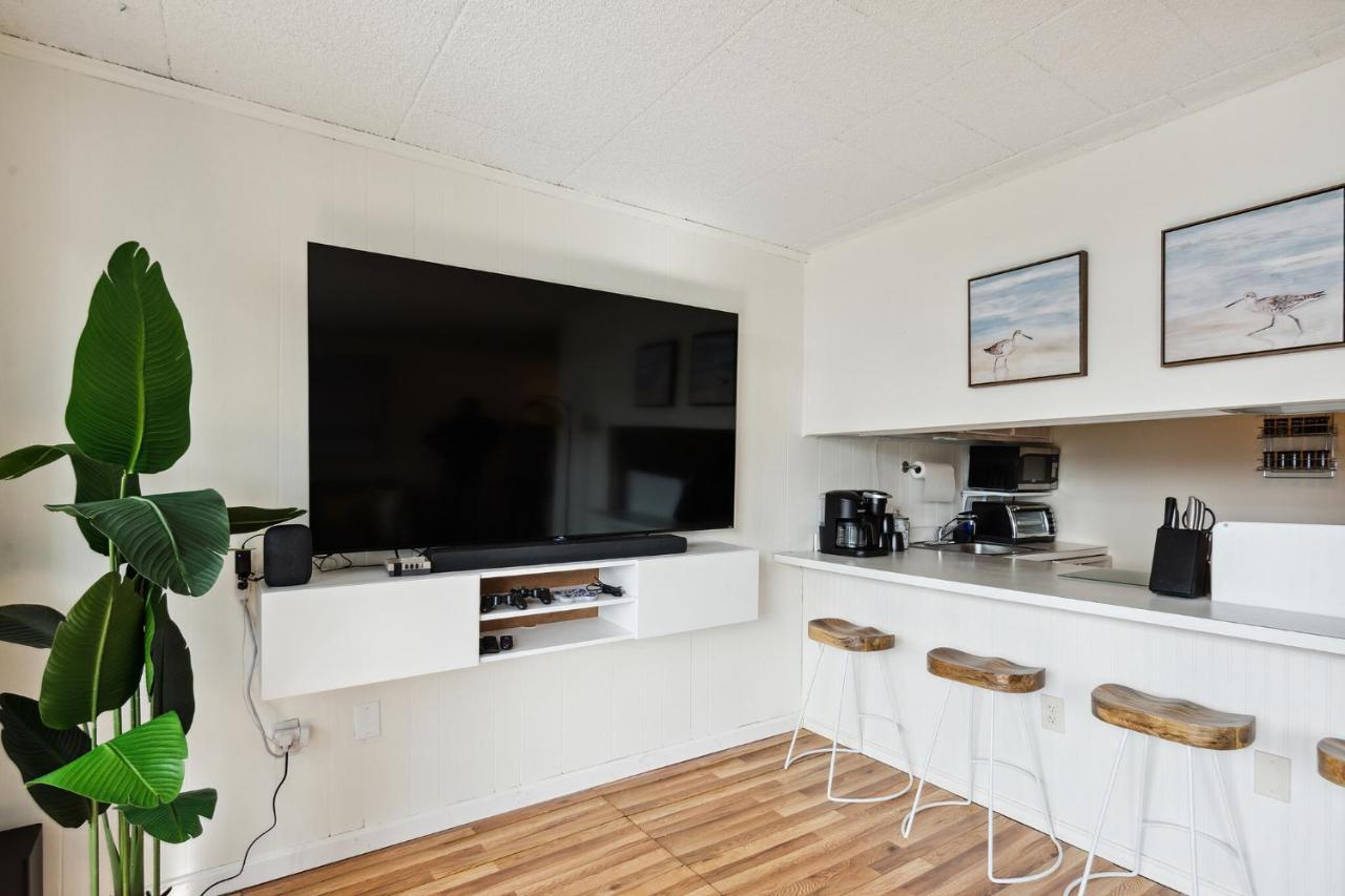Fun & Comfy Beachside Getaway ~ King Bed ~ Balcony Ocean City