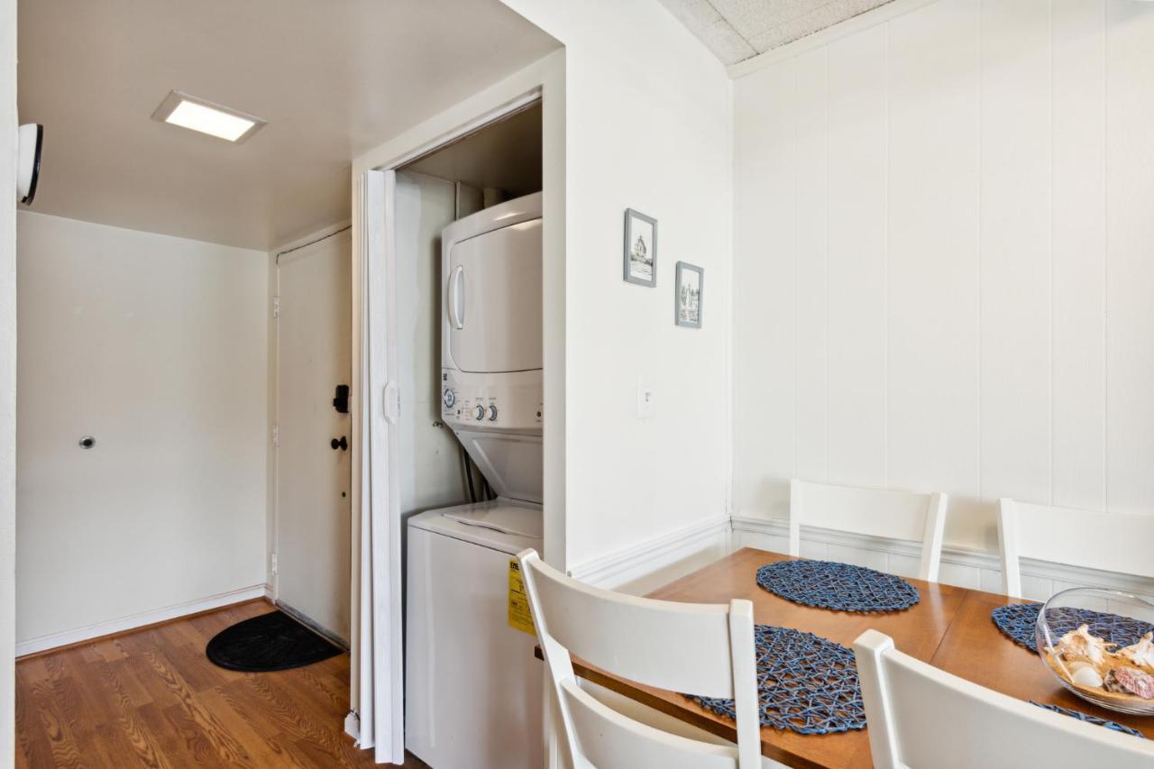 Fun & Comfy Beachside Getaway ~ King Bed ~ Balcony Apartment