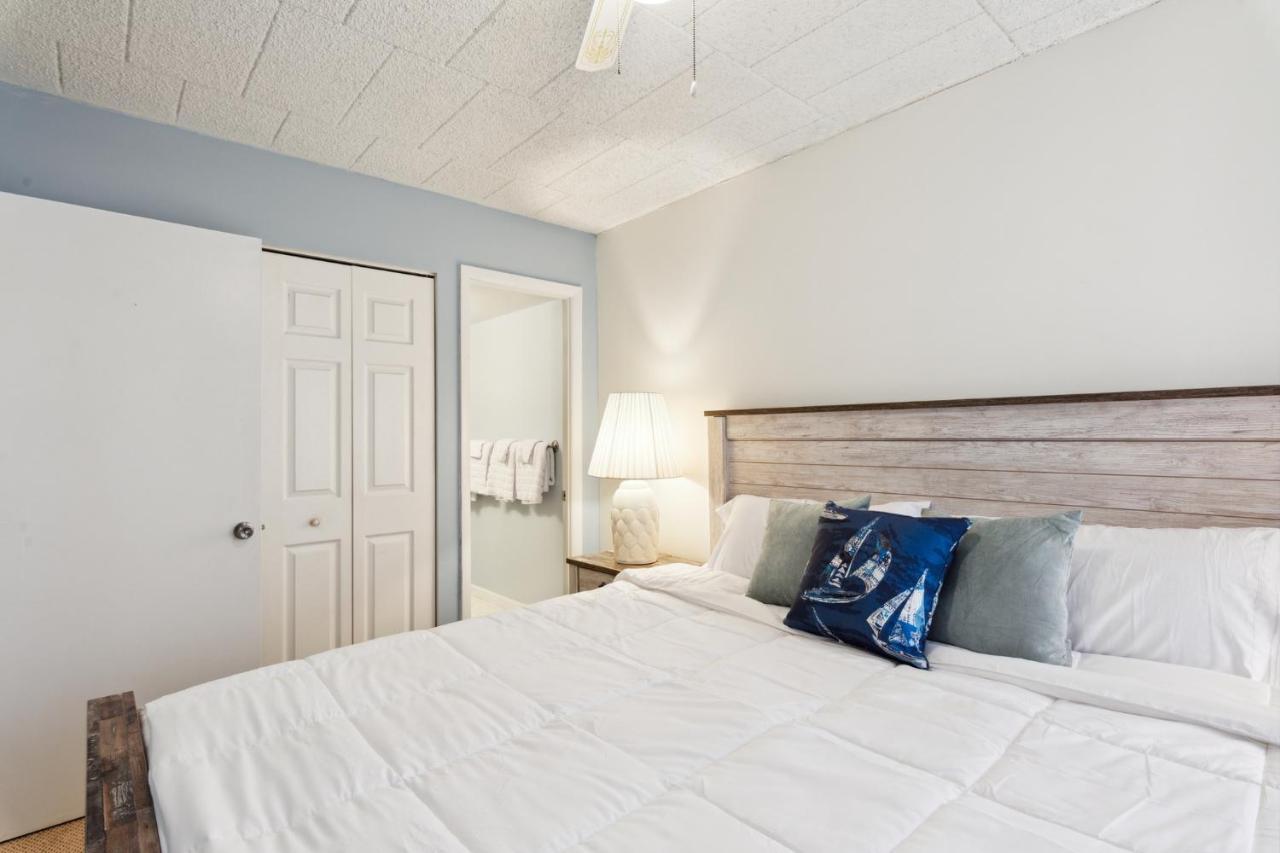 Apartment Fun & Comfy Beachside Getaway ~ King Bed ~ Balcony *