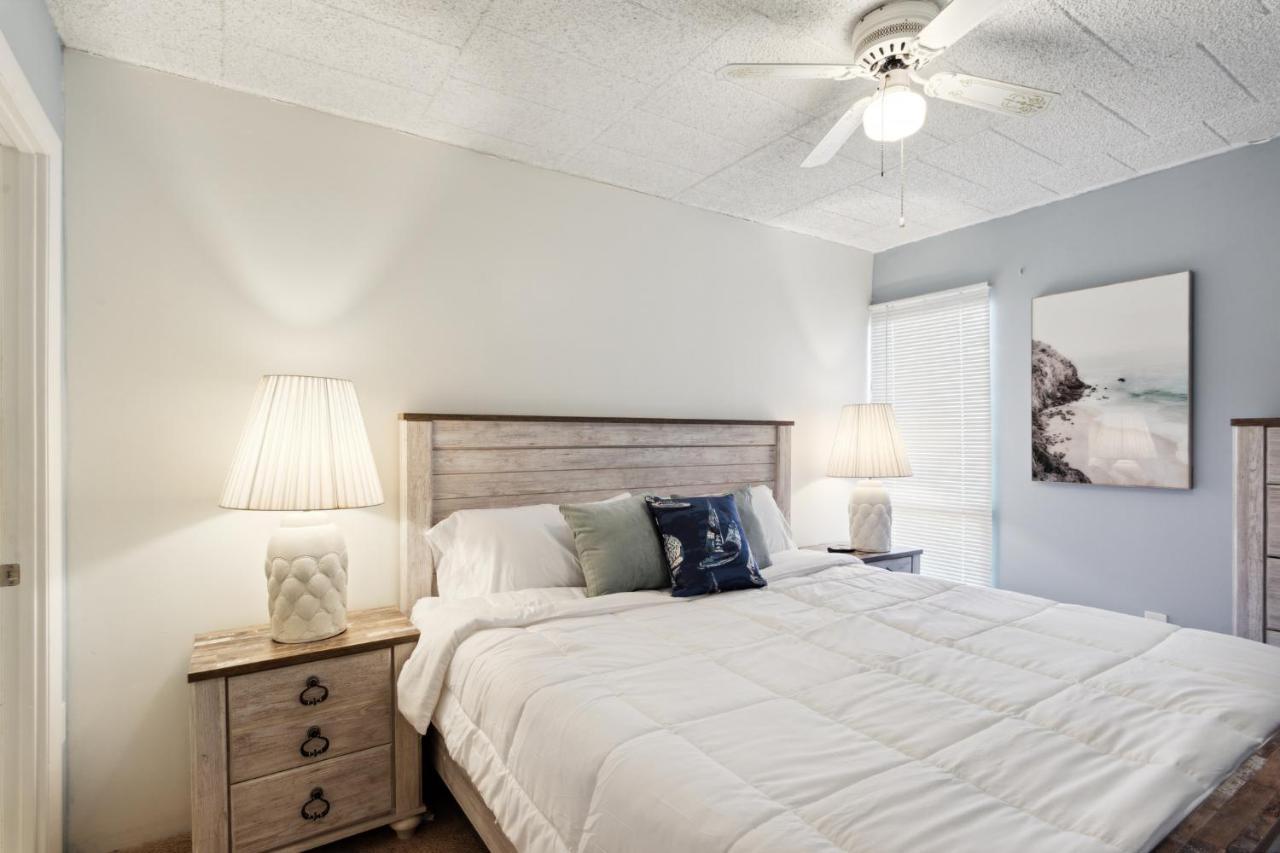 Fun & Comfy Beachside Getaway ~ King Bed ~ Balcony *
