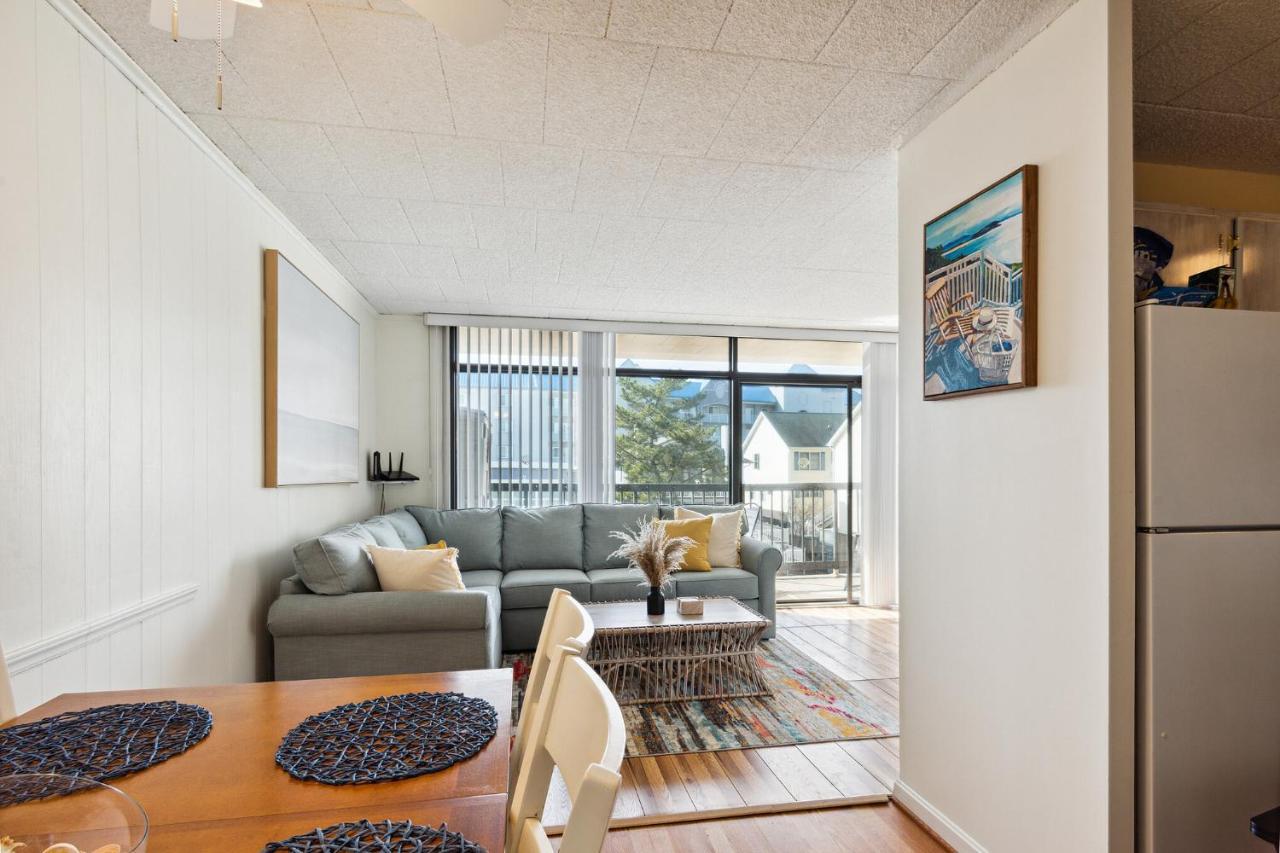 Fun & Comfy Beachside Getaway ~ King Bed ~ Balcony