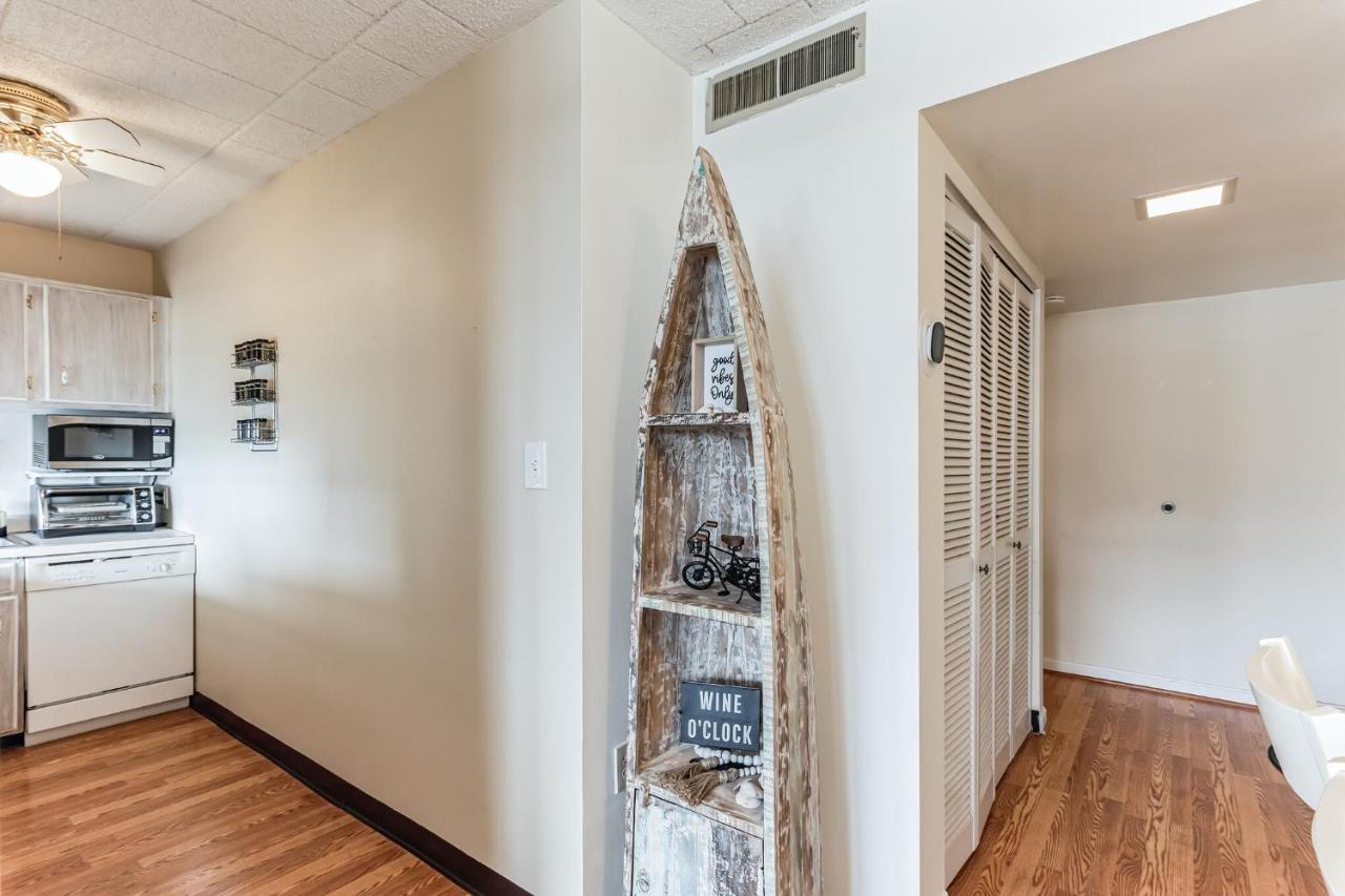Fun & Comfy Beachside Getaway ~ King Bed ~ Balcony * Ocean City